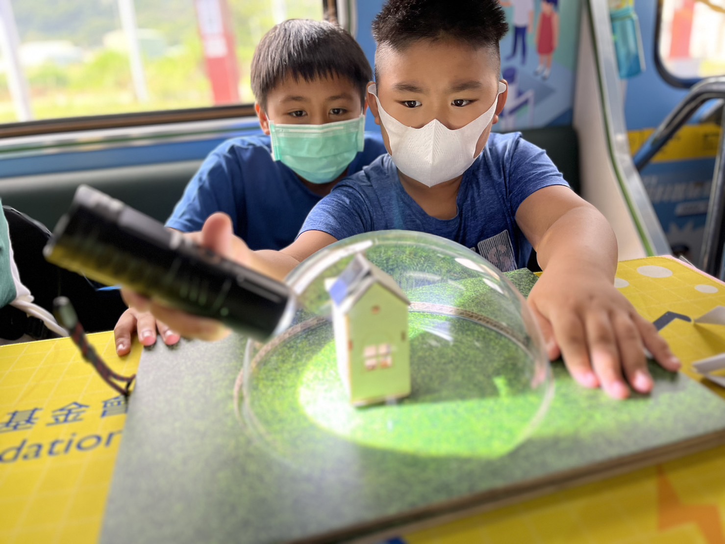 ibet參與基礎科學主題車廂，以STEAM教學精神，設計「逐日科學家」、「太陽能工程師」以及「淨零建築師」三大能源科普課程和實驗