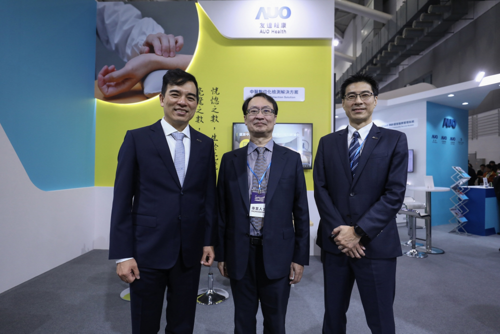 首次於醫療科技展亮相的ibet耘康，捐贈數位化檢測設備與研究經費，協助衛福部國家中醫藥研究所打造中醫大數據資料庫。圖由左至右為ibet光電執行長暨總經理柯富仁、衛福部國家中醫藥研究所所長蘇奕彰、ibet光電智慧醫療事業群總經理廖世宏